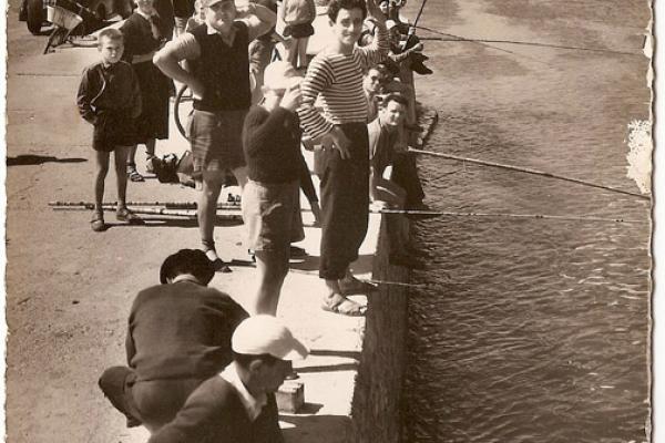 Pêche à la ligne sur le canal