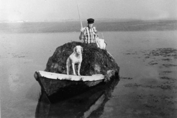 Ramasseur sur une barque